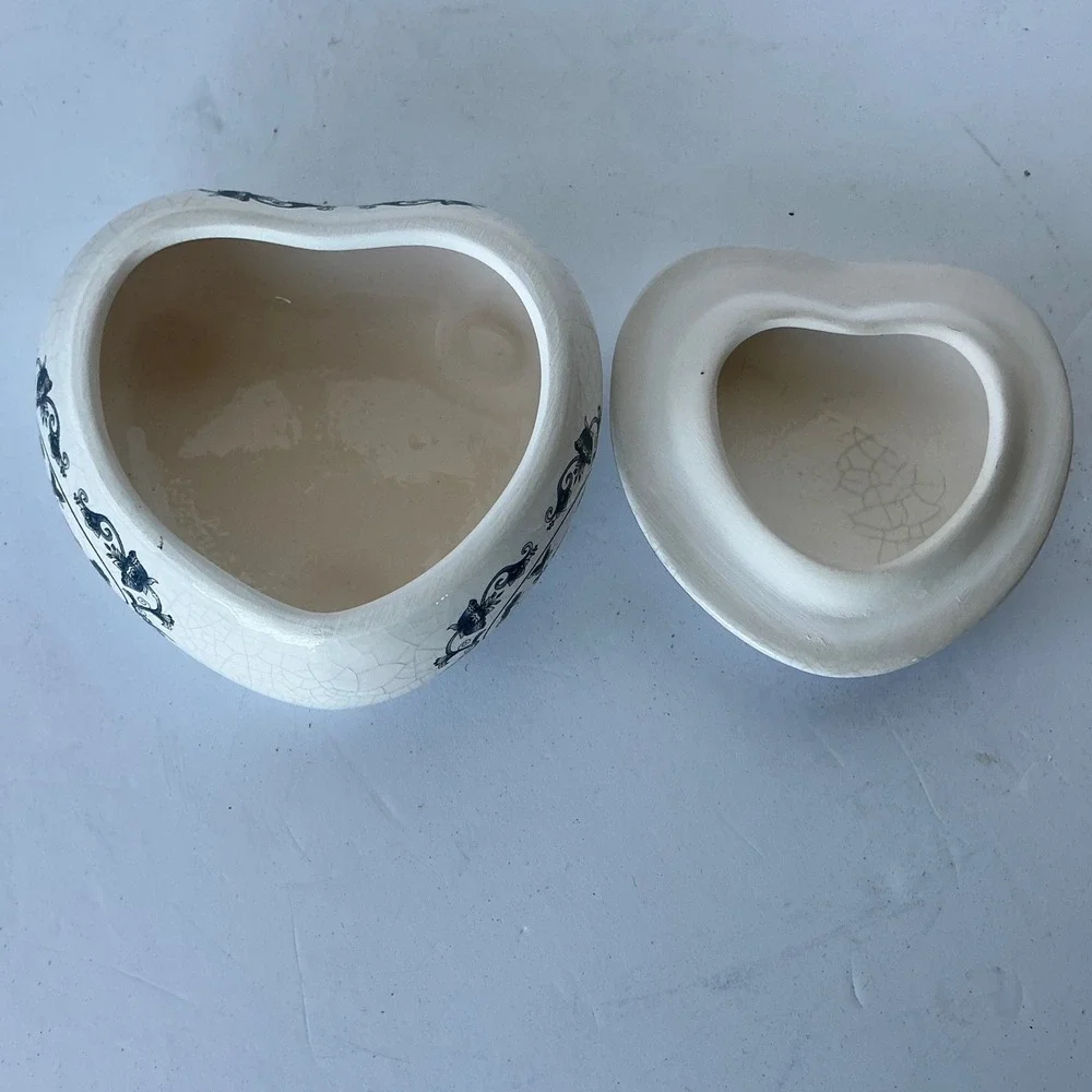 Unbranded‎ Vintage Heart Trinket Box Blue White Floral Butterfly Crackle Glaze